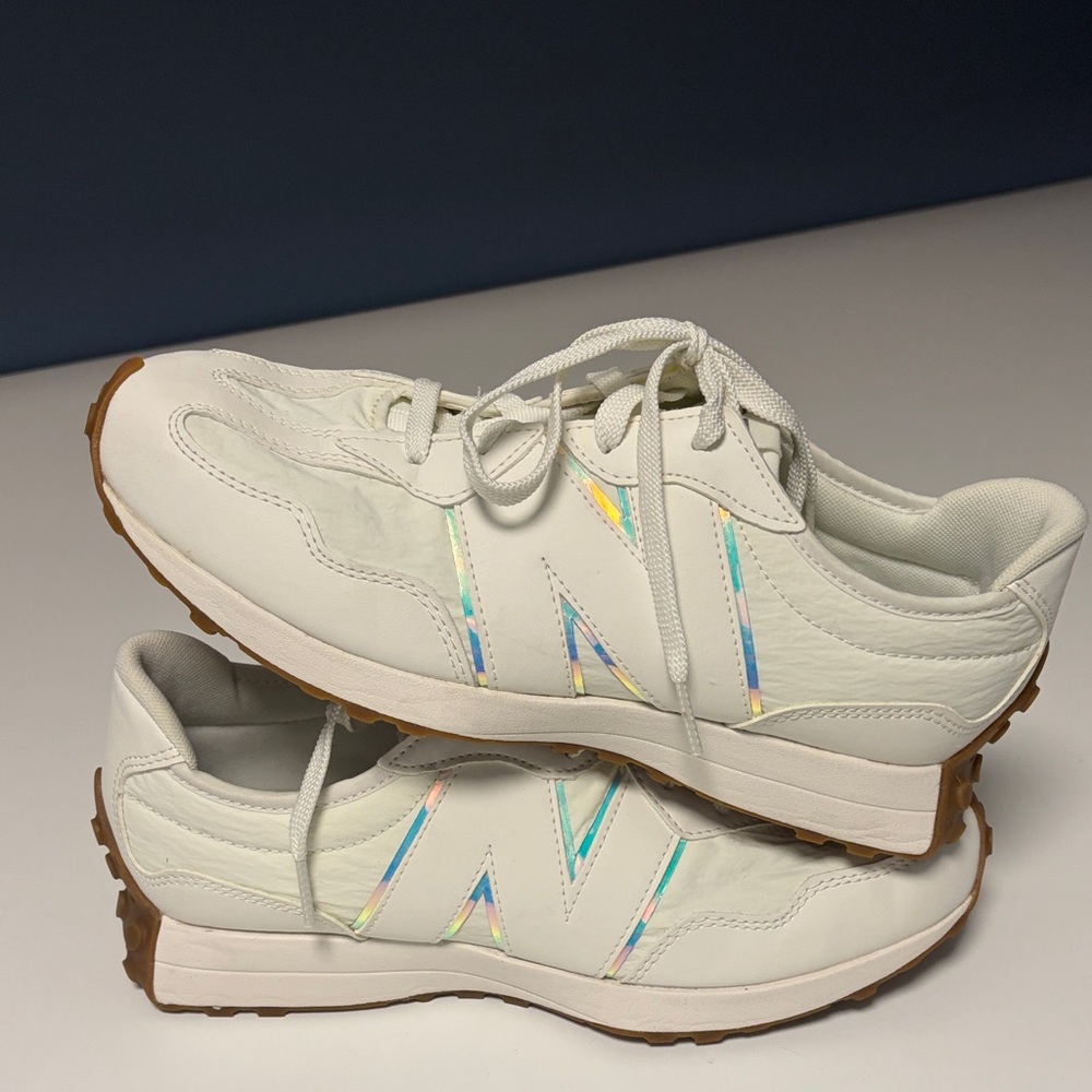 New Balance 327 Big Kids/Women Sneakers in White and Iridescent
